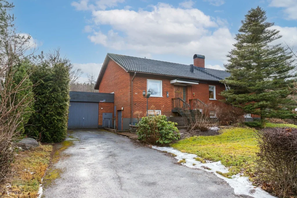 11. Fasadputsning 2 planshus Strangnas Sormland scaled