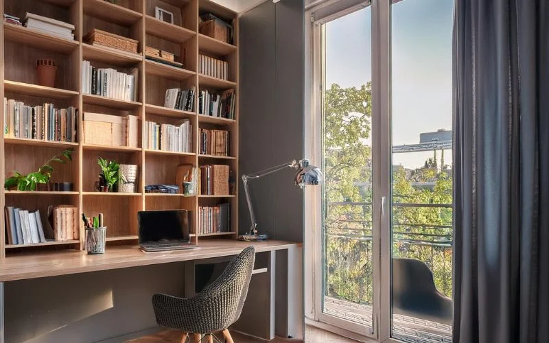 3. Finsnickeri i lagenhet med platsbyggda mobler